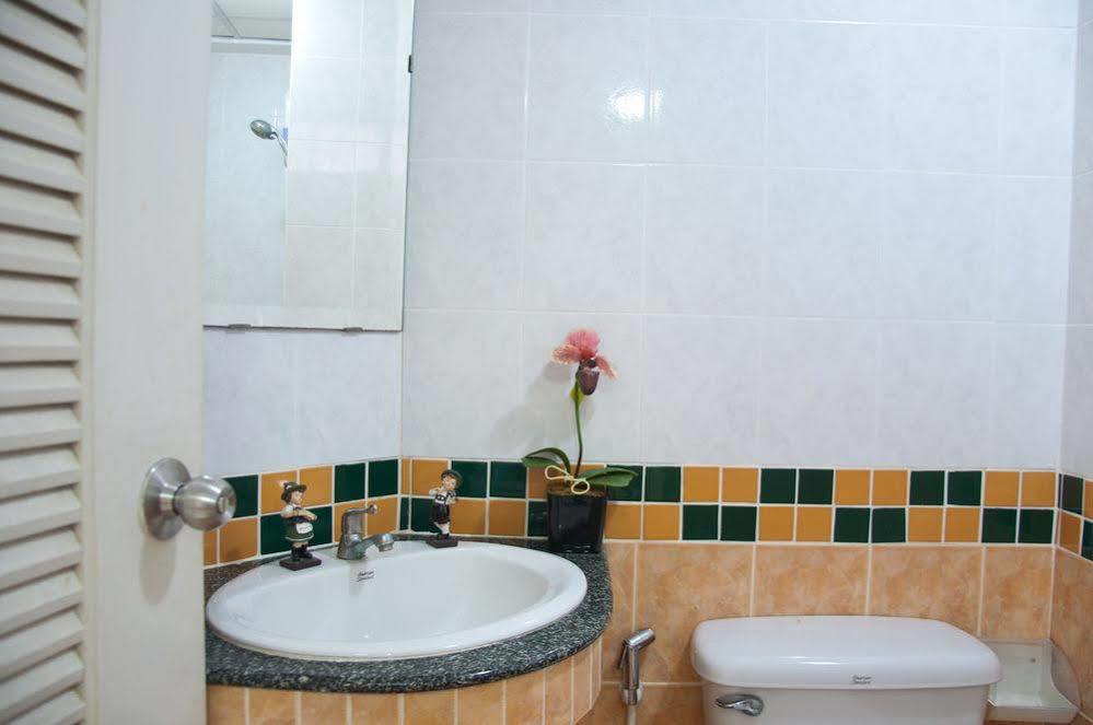 Golden House @ On-Nut Station Motel Bangkok Exterior foto